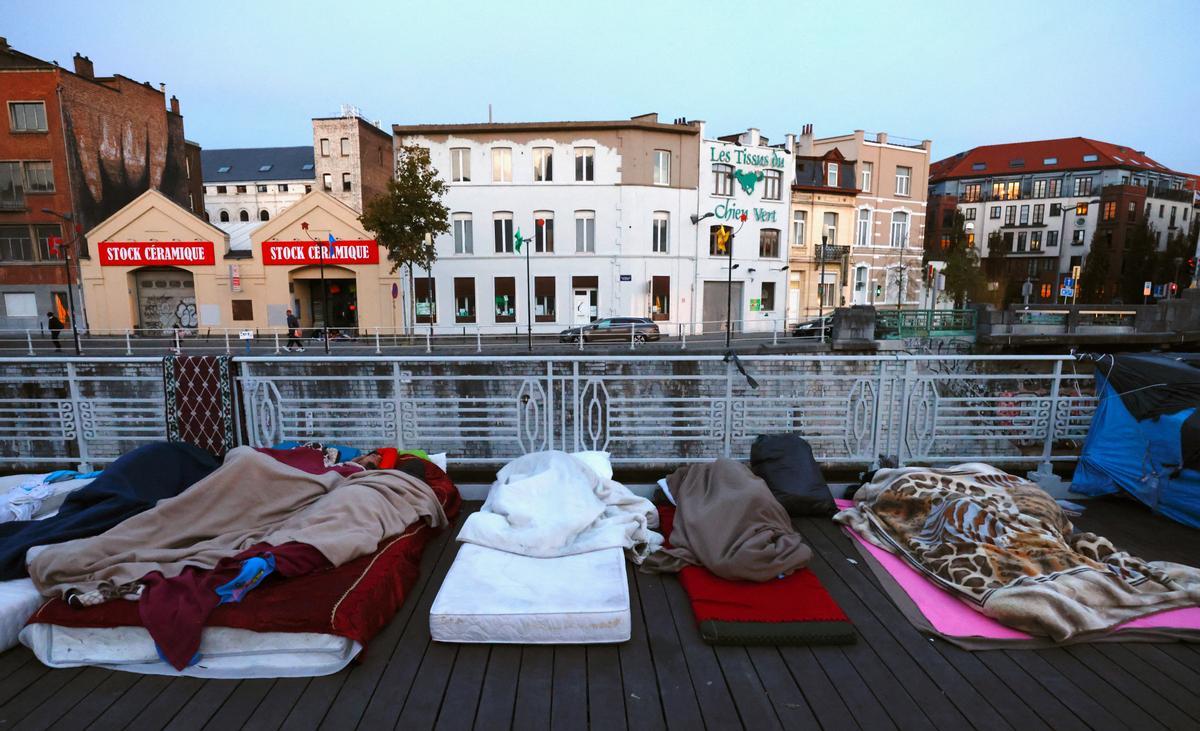 Demandantes de asilo duermen al raso en una calle del centro de Bruselas.