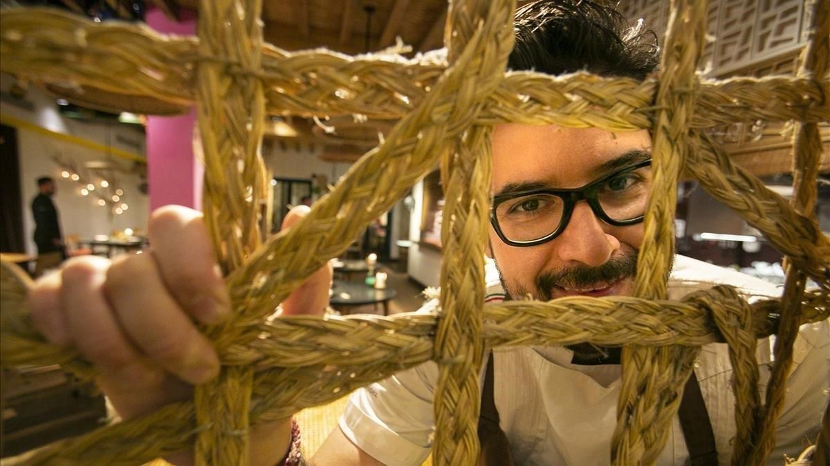 Paco Méndez, tras unas cuerdas en el comedor del restaurante Hoja Santa. Paco Méndez, tras unas cuerdas en el comedor del restaurante Hoja Santa.