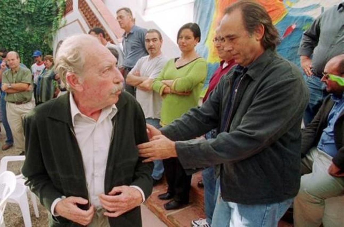 Gerard Vergés, junto a Joan Manuel Serrat, en un acto de protesta contra el Plan Hidrológico Nacional en el 2001. Gerard Vergés, junto a Joan Manuel Serrat, en un acto de protesta contra el Plan Hidrológico Nacional en el 2001.