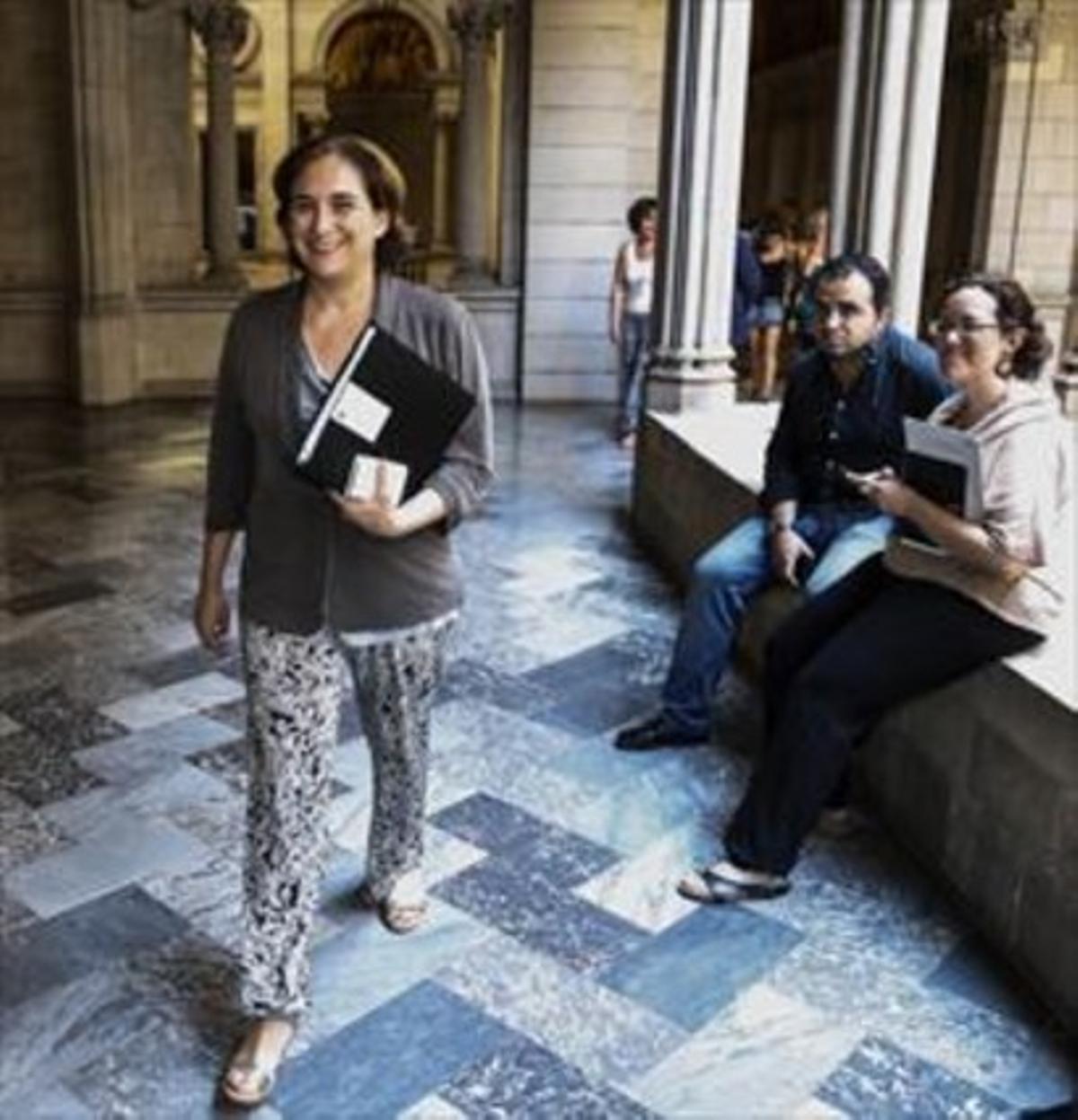 Ada Colau, el pasado día 30, camino de una reunión en el ayuntamiento. Ada Colau, el pasado día 30, camino de una reunión en el ayuntamiento.