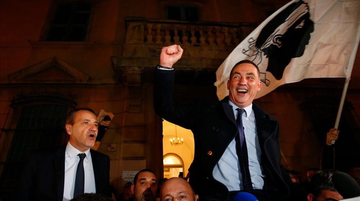 Los candidatos nacionalistas Jean Guy Talamoni (izquierda) y Gilles Simeoni celebran la victoria.