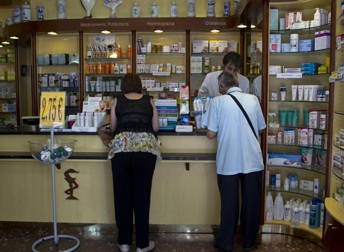 Dos clientas, en la farmacia Montserrat Boada de Barcelona.