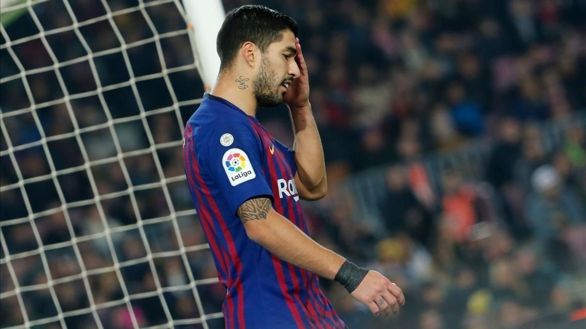 Suárez se lamenta de una ocasión fallada ante el Valladolid en el Camp Nou. Suárez se lamenta de una ocasión fallada ante el Valladolid en el Camp Nou.