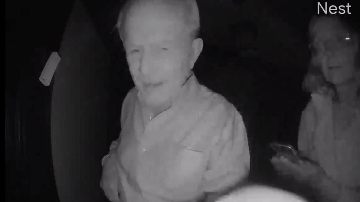 Captura de pantalla de Robert Wilson en casa de Paul Milgrom para darle la noticia del Nobel. Captura de pantalla de Robert Wilson en casa de Paul Milgrom para darle la noticia del Nobel.
