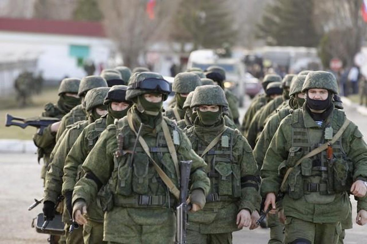 Tropas uniformadas sin identificar desfilan cerca de Simferopol, en Crimea, este lunes. Tropas uniformadas sin identificar desfilan cerca de Simferopol, en Crimea, este lunes.