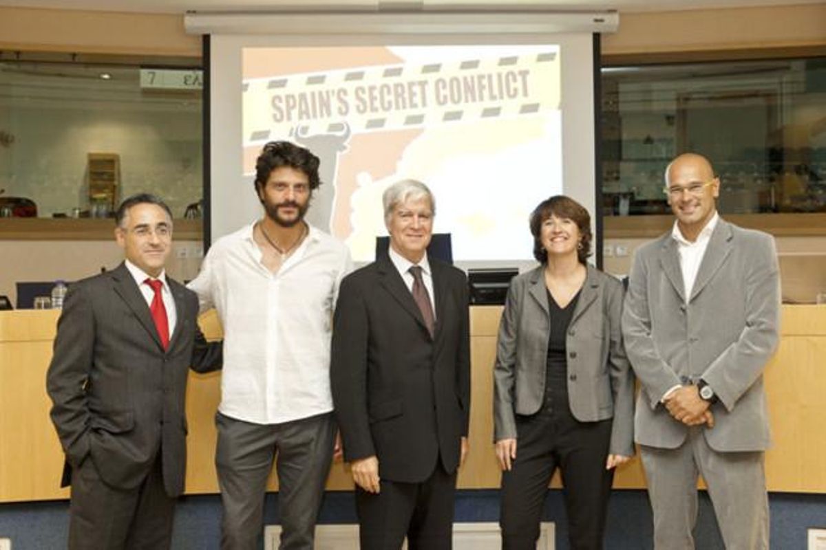 Ramon Tremosa, Joel Joan, Miquel Stubell, Elisenda Paluzie y Raul Romera en la presentación del documental en el Parlamento Europeo. Ramon Tremosa, Joel Joan, Miquel Stubell, Elisenda Paluzie y Raul Romera en la presentación del documental en el Parlamento Europeo.