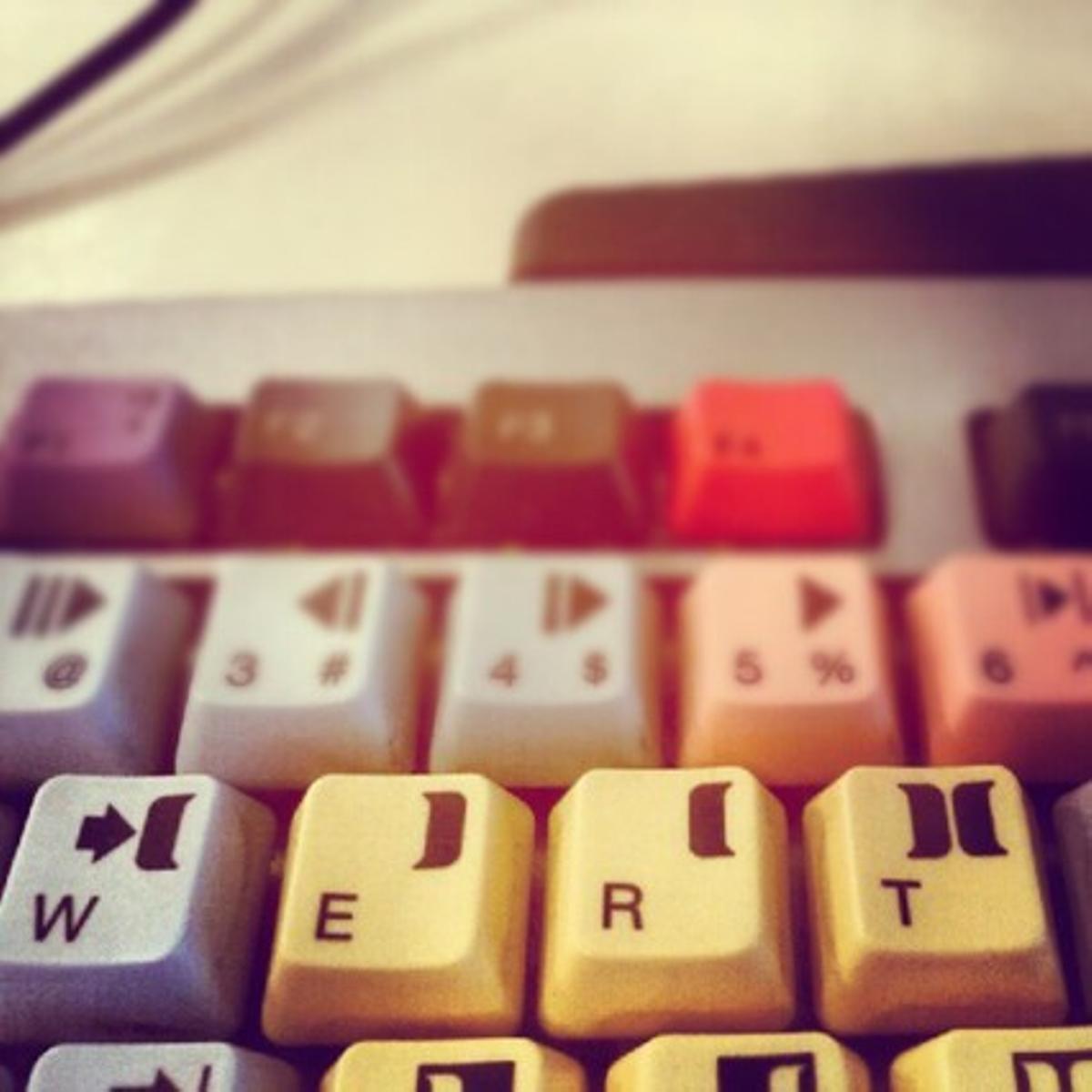 Imagen de un teclado que con la suma de las cuatro teclas seguidas pone Wert. Imagen de un teclado que con la suma de las cuatro teclas seguidas pone Wert.