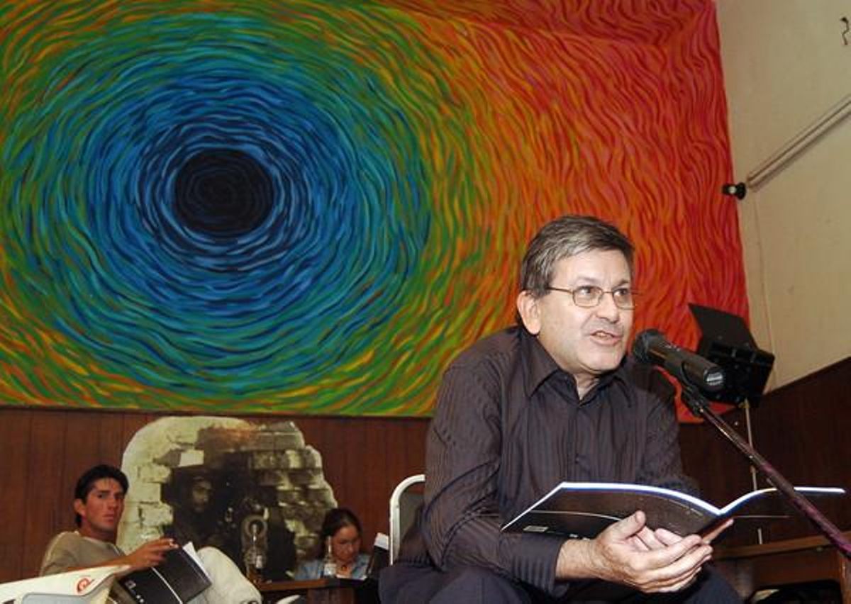El poeta Narcís Comadira recita un poema, en una imagen de archivo. El poeta Narcís Comadira recita un poema, en una imagen de archivo.