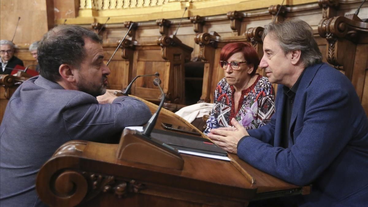 Alfred Bosch y Juanjo Puigcorbé charlan en un receso de un pleno del Ayuntamiento de Barcelona. Alfred Bosch y Juanjo Puigcorbé charlan en un receso de un pleno del Ayuntamiento de Barcelona.