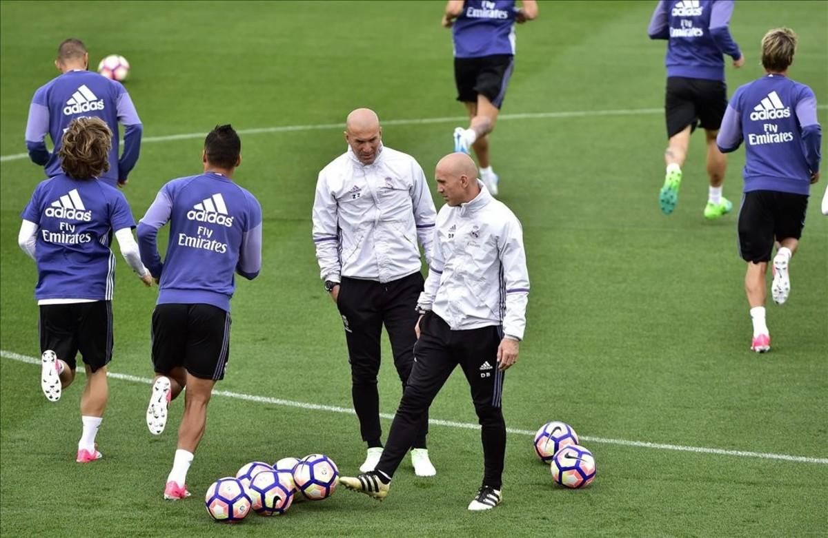 Zidane y su segundo, Bettoni, durante el entrenamiento de este viernes en Valdebebas. Zidane y su segundo, Bettoni, durante el entrenamiento de este viernes en Valdebebas.