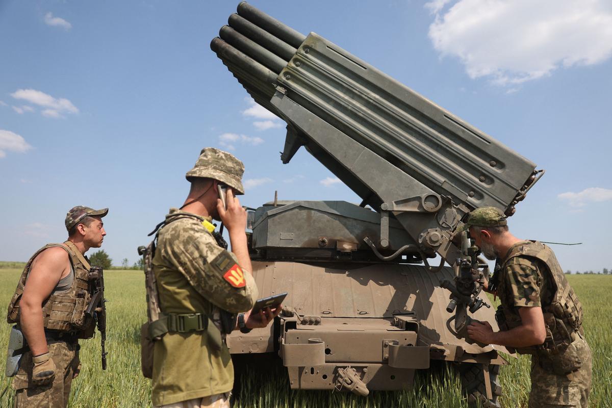 Artilleros ucranianos se preparan para disparar un lanzacohetes múltiple BM-21 Grad cerca de Izyum, al sur de Kharkiv, el 11 de junio de 2022 en medio de la invasión rusa de Ucrania.