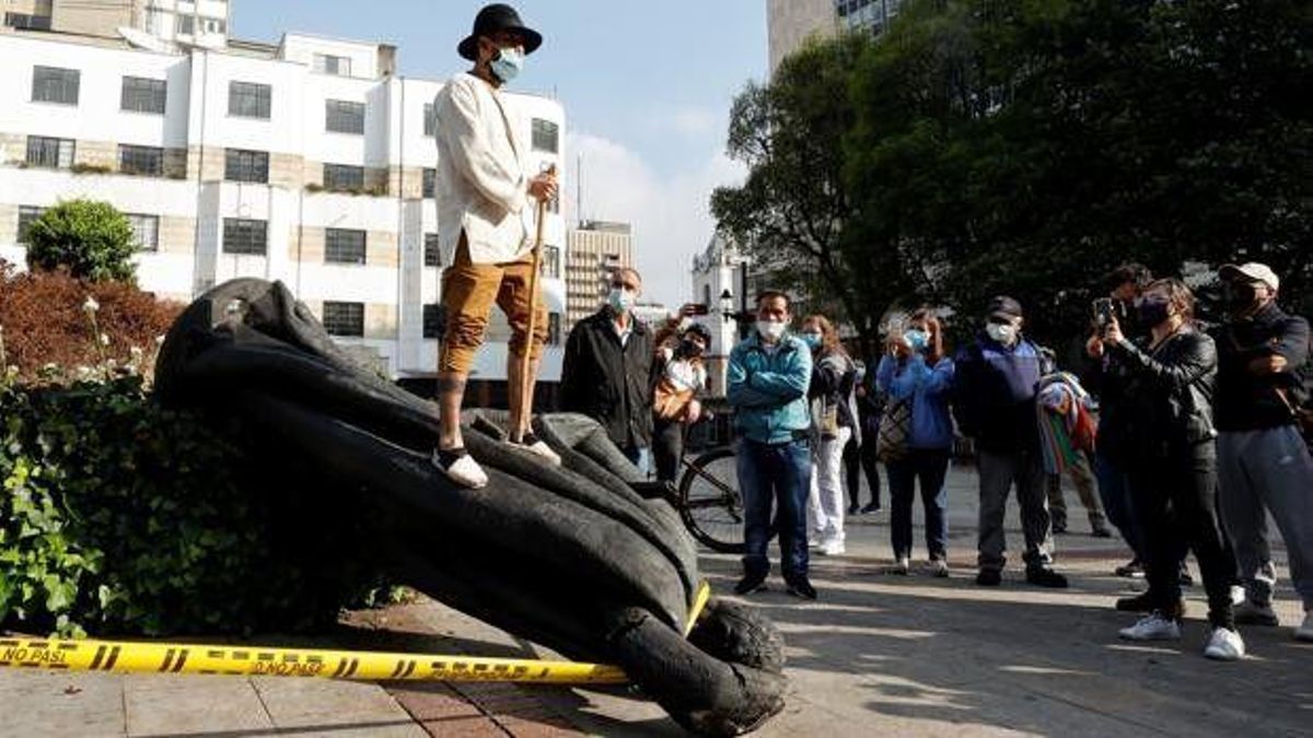 Indígenas misak derriban la estatua de Gonzalo Jiménez de Quesada, en el centro de Bogotá. Indígenas misak derriban la estatua de Gonzalo Jiménez de Quesada, en el centro de Bogotá.