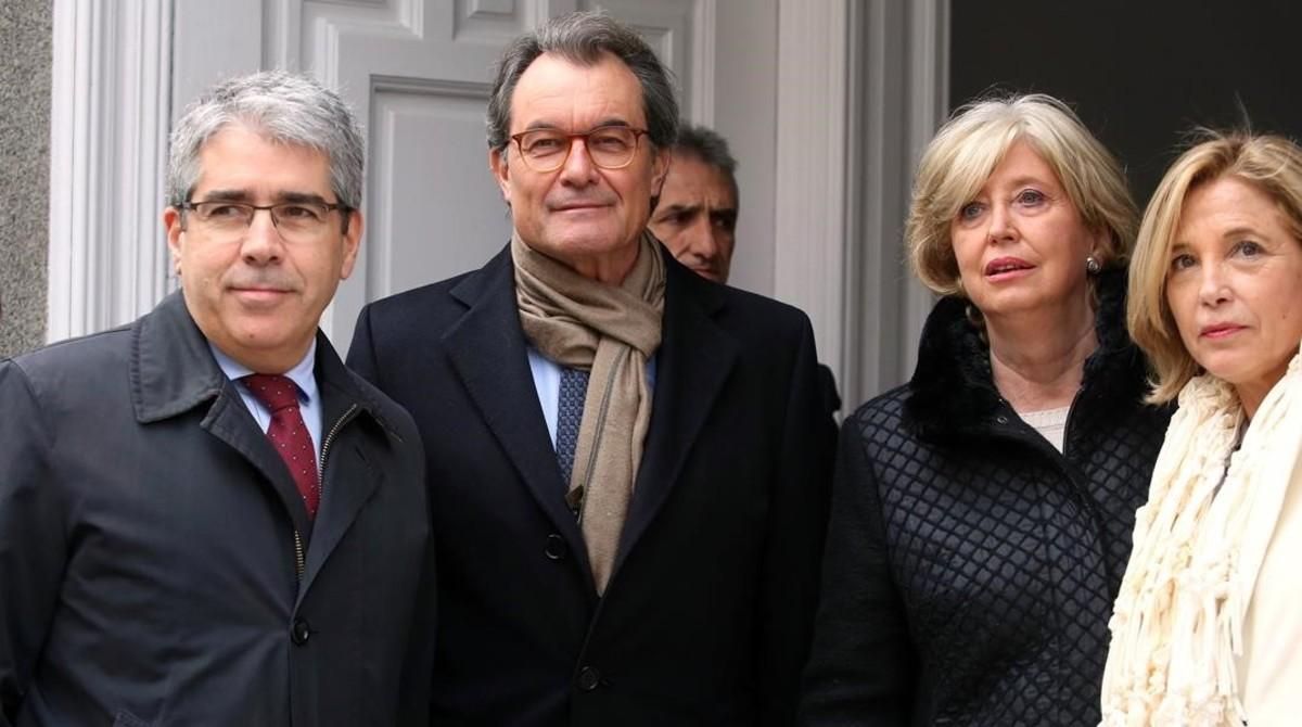 Francesc Homs junto a Artur Mas, Irene Rigau y Joana Ortega a las puertas del Tribunal Supremo, en febrero del año pasado. Francesc Homs junto a Artur Mas, Irene Rigau y Joana Ortega a las puertas del Tribunal Supremo, en febrero del año pasado.