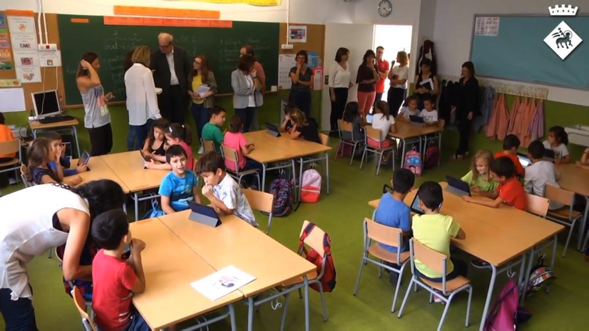 Una comisión del de Educación de la ciudad francesa de Nantes visita los colegios de Viladecans.