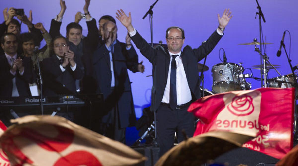 Miles de franceses celebran en la Bastilla la victoria de Hollande