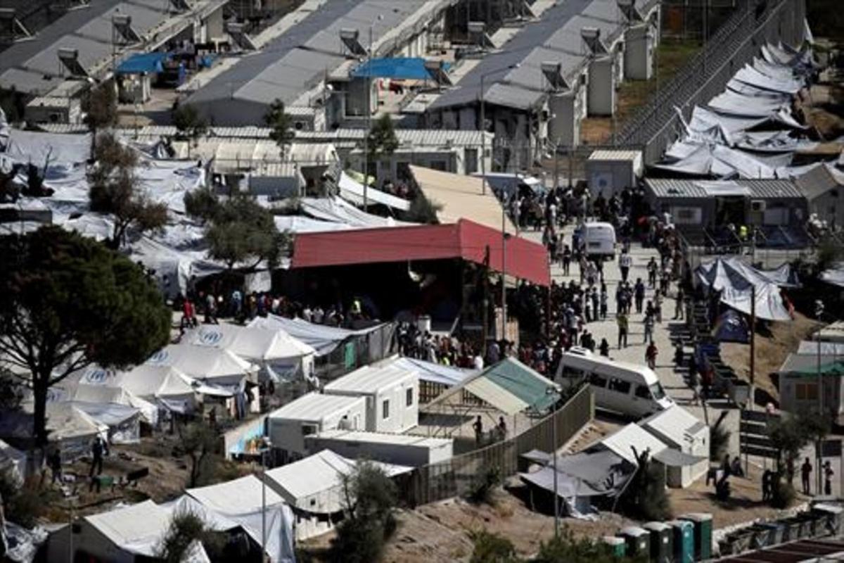 Colas de refugiados para recibir alimentos en el campo de Moria, en la isla griega de Lesbos.