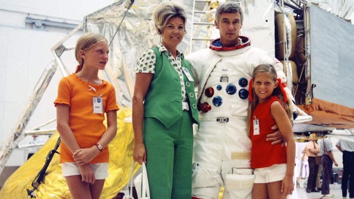 Retrato de Eugene Cernan junto a su familia justo antes del despegue de la misión Apolo 17. 