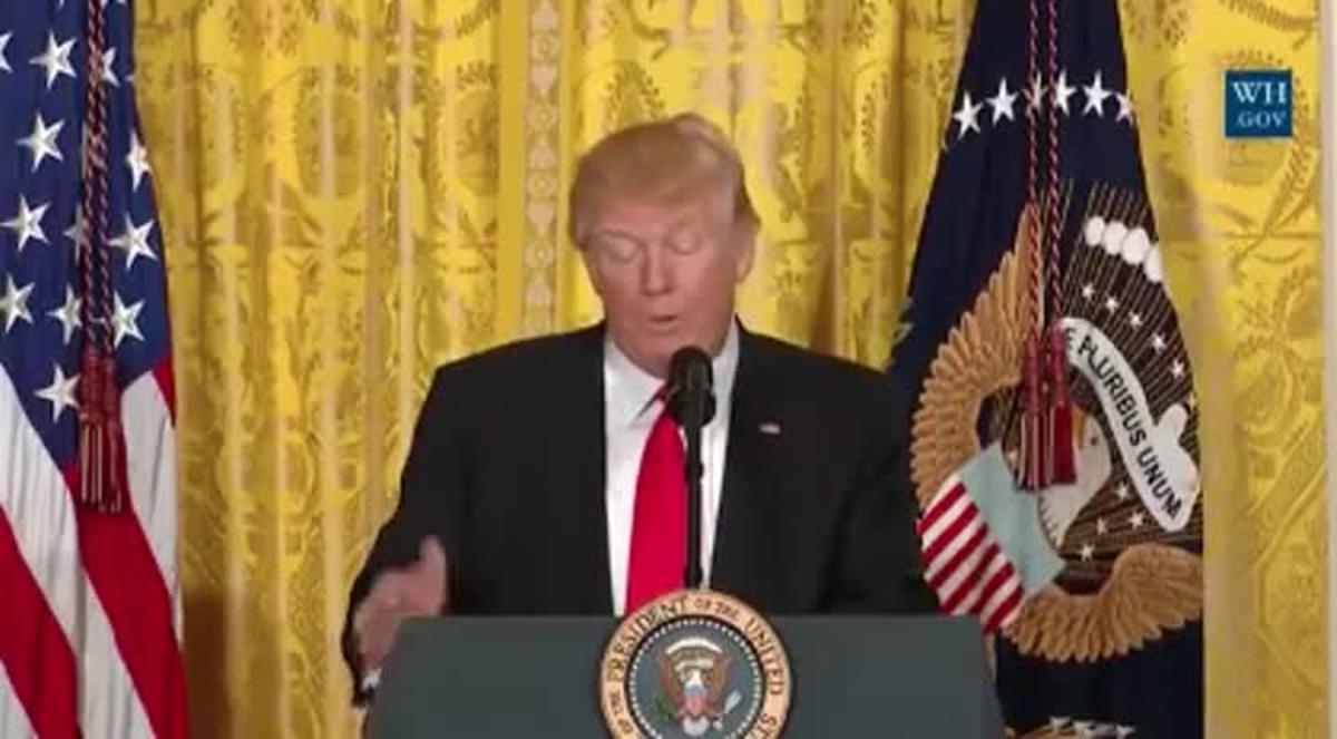 Trump ataca en la Casa Blanca a la prensa deshonesta.