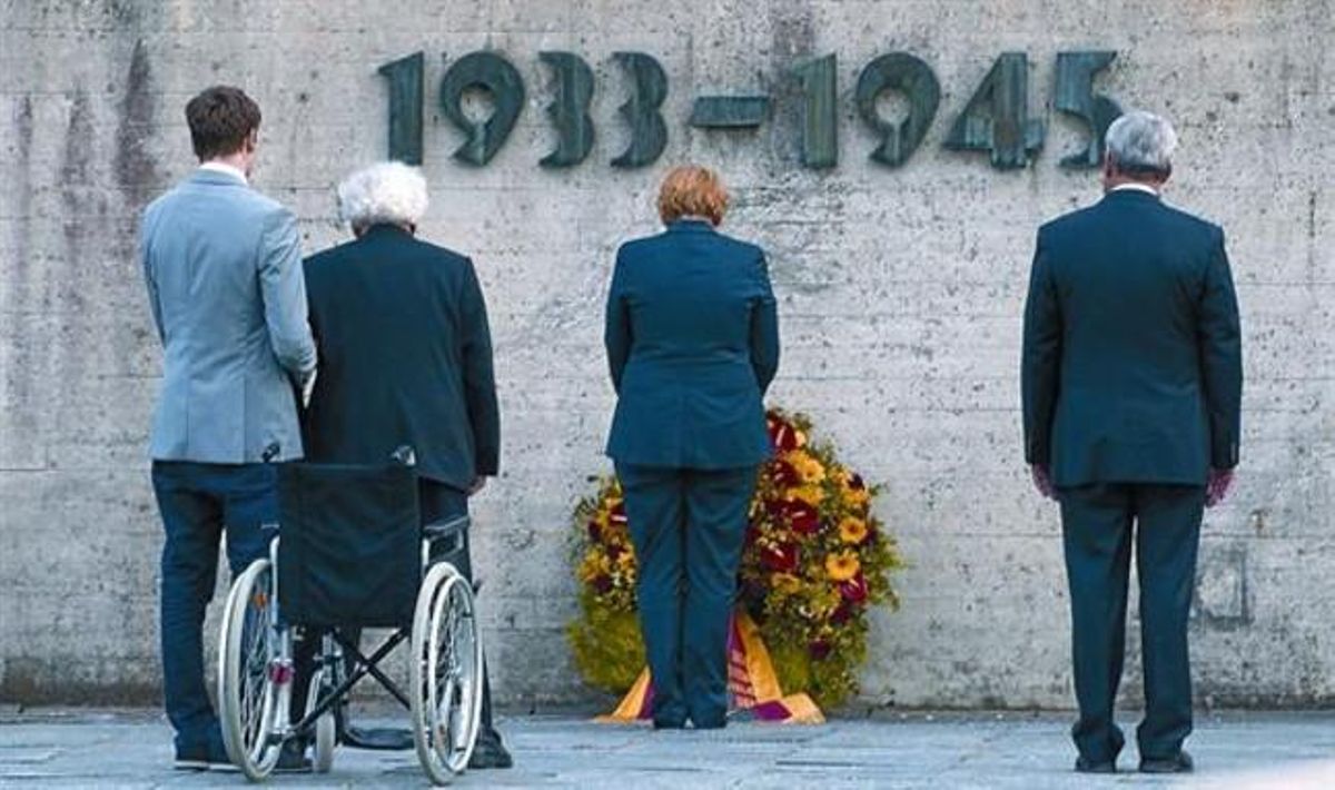 Ofrenda 8 Merkel deposita una corona de flores en Dachau, junto al ministro de Cultura bávaro (derecha) y un superviviente del Holocausto, ayer. Ofrenda 8 Merkel deposita una corona de flores en Dachau, junto al ministro de Cultura bávaro (derecha) y un superviviente del Holocausto, ayer.