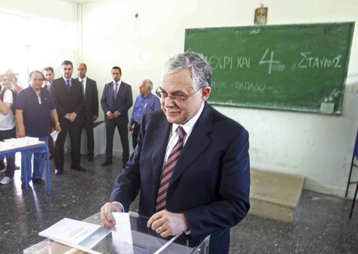 El primer ministro saliente, el tecnócrata Lukás Papadimos, ejerce su derecho al voto en Atenas, hoy.
