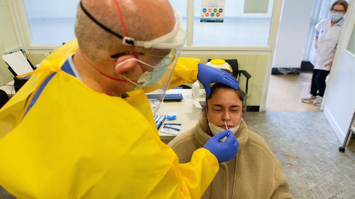 Un sanitario realizando un test rápido de antigénicos en el CAP de Manso de Barcelona. Un sanitario realizando un test rápido de antigénicos en el CAP de Manso de Barcelona.