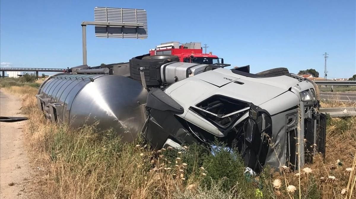 Un camión volcado tras chocar contra una grúa y un coche en Alcarràs (Lleida). Un camión volcado tras chocar contra una grúa y un coche en Alcarràs (Lleida).