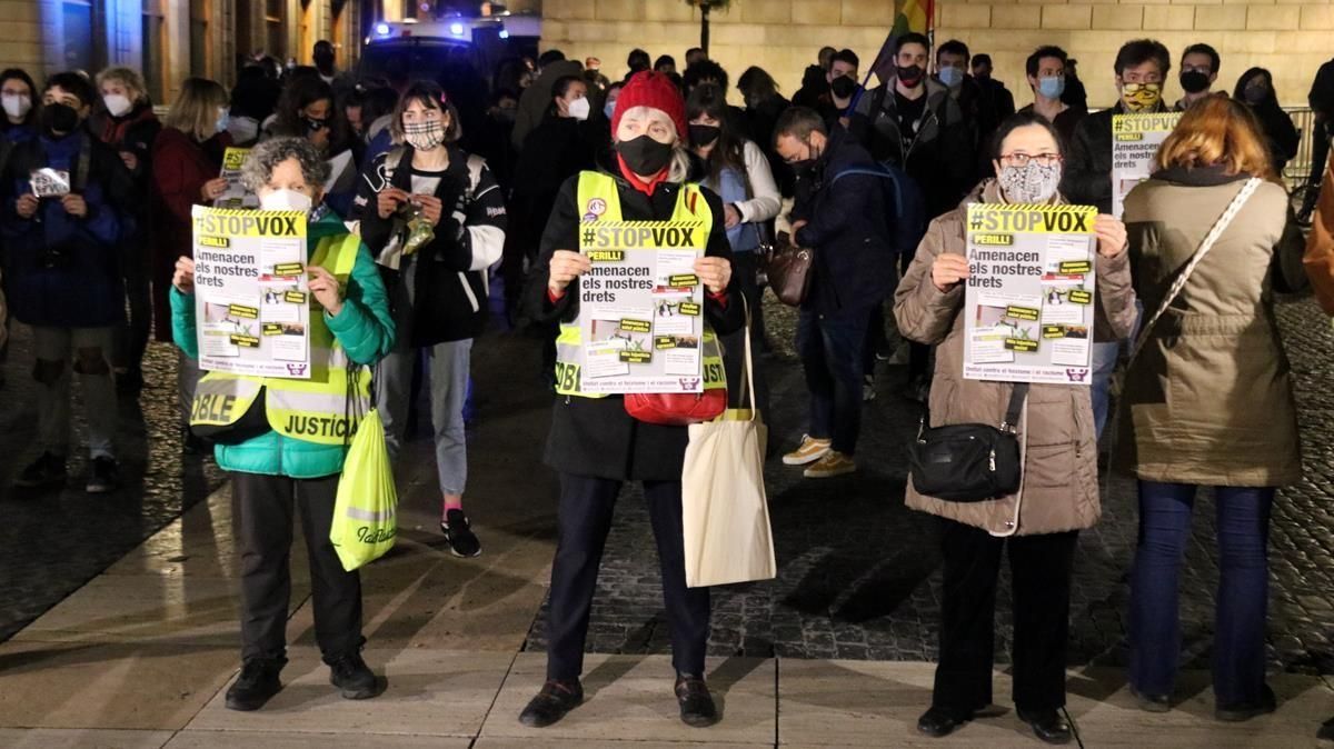 Un centenar de persones es manifesten a la placa Sant Jaume contra l entrada de Vox al Parlament el 15 de febrer del 2021 (Horitzontal) Miquel Codolar ACN Un centenar de persones es manifesten a la placa Sant Jaume contra l entrada de Vox al Parlament el 15 de febrer del 2021 (Horitzontal) Miquel Codolar ACN