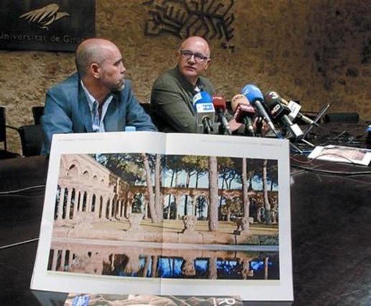 El profesor Gerardo Boto (izquierda) y Juan Antonio Olañeta, ante una fotografía del claustro de Palamós. El profesor Gerardo Boto (izquierda) y Juan Antonio Olañeta, ante una fotografía del claustro de Palamós.