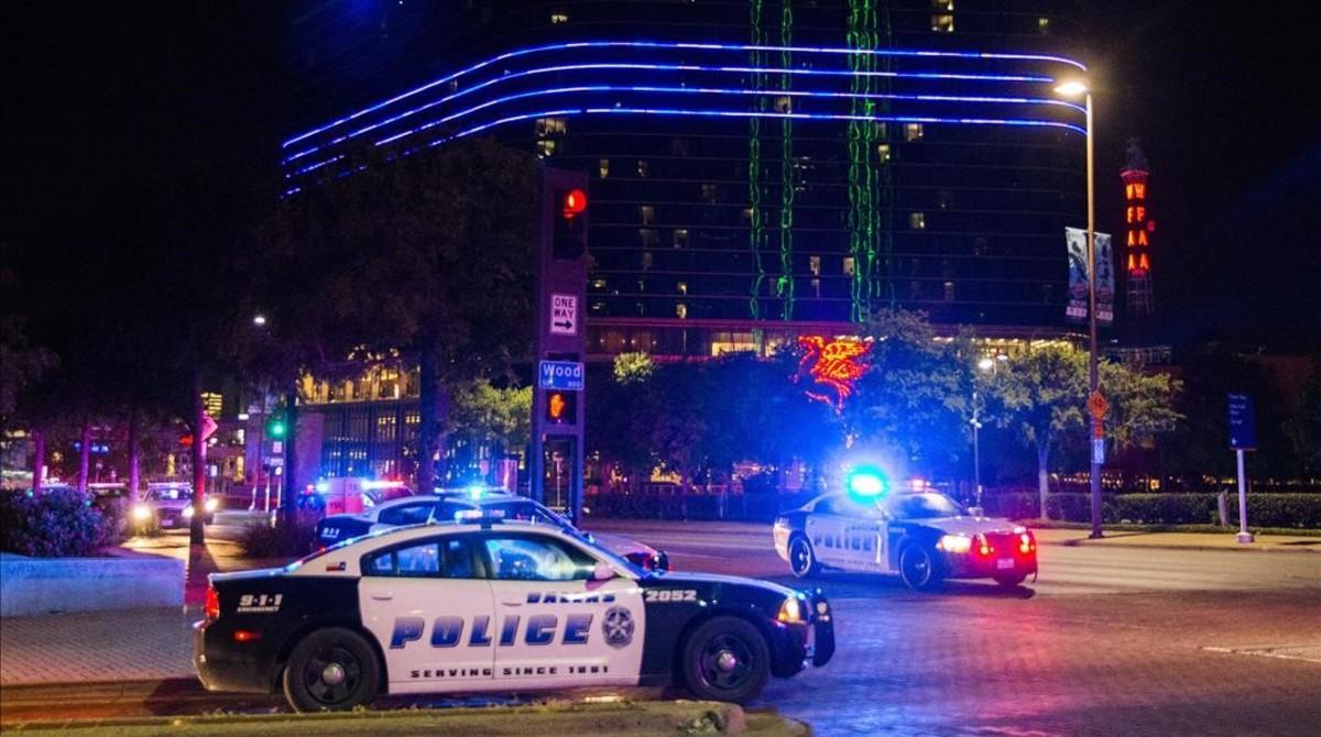 Vehículos policiales en el centro de Dallas, tras el tiroteo contra los agentes.