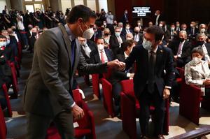 El presidente del Gobierno, Pedro Sánchez, y el ’president’ de la Generalitat, Pere Aragonès, se saludan en el acto de entrega de la medalla conmemorativa de Foment del Treball, el pasado 7 de junio en Barcelona. 