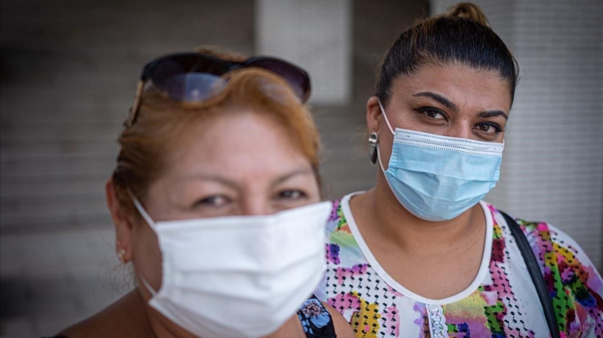 Marlene Magaly y Johane Laiches, dos cuidadoras de personas mayores, que tras la pandemia se han quedado sin apenas empleo. Marlene Magaly y Johane Laiches, dos cuidadoras de personas mayores, que tras la pandemia se han quedado sin apenas empleo.