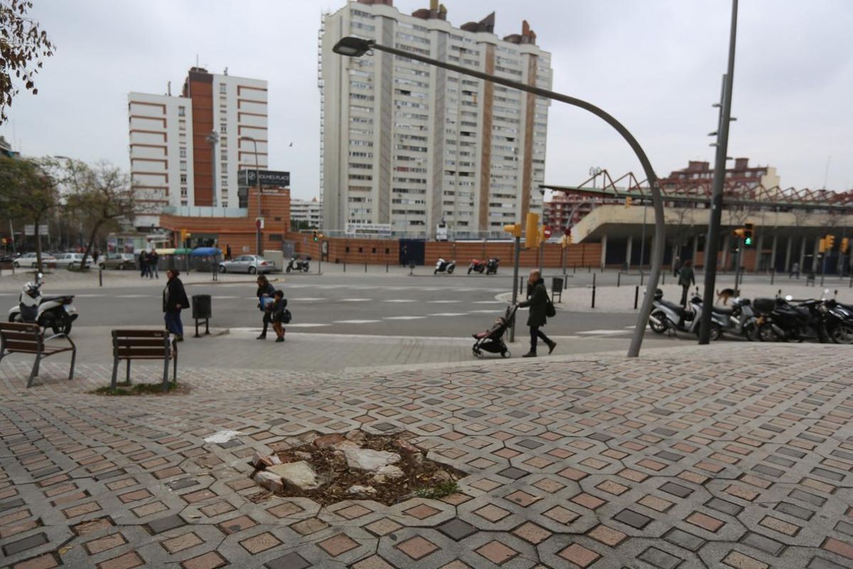 El boquete de la esquina de la Calle de les Camèlies con Sardenya. El boquete de la esquina de la Calle de les Camèlies con Sardenya.