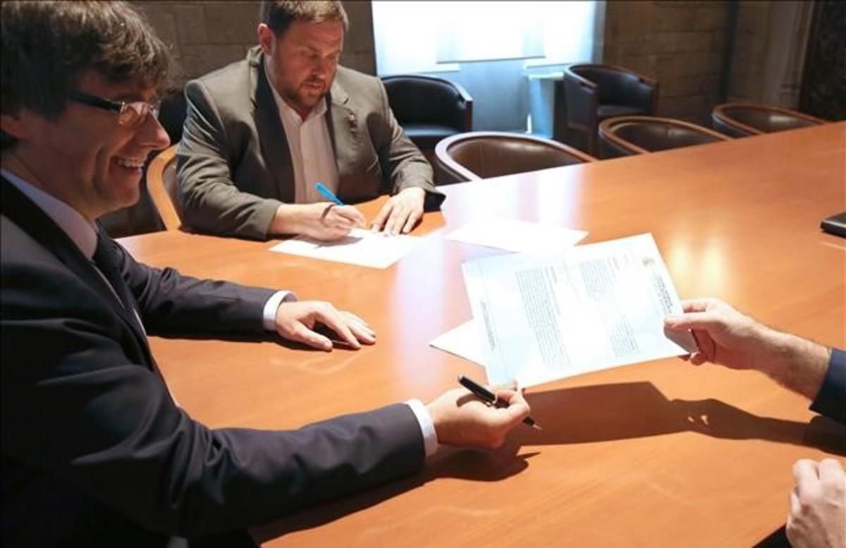 Carles Puigdemont y Oriol Junqueras reciben la notificación del Tribunal Constitucional, este martes en el Palau de la Generalitat. Carles Puigdemont y Oriol Junqueras reciben la notificación del Tribunal Constitucional, este martes en el Palau de la Generalitat.