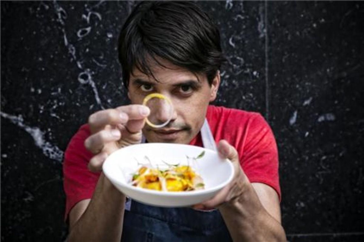 Virgilio Martínez, el mejor chef peruano (restaurante Central, en Lima), con un ceviche. Virgilio Martínez, el mejor chef peruano (restaurante Central, en Lima), con un ceviche.