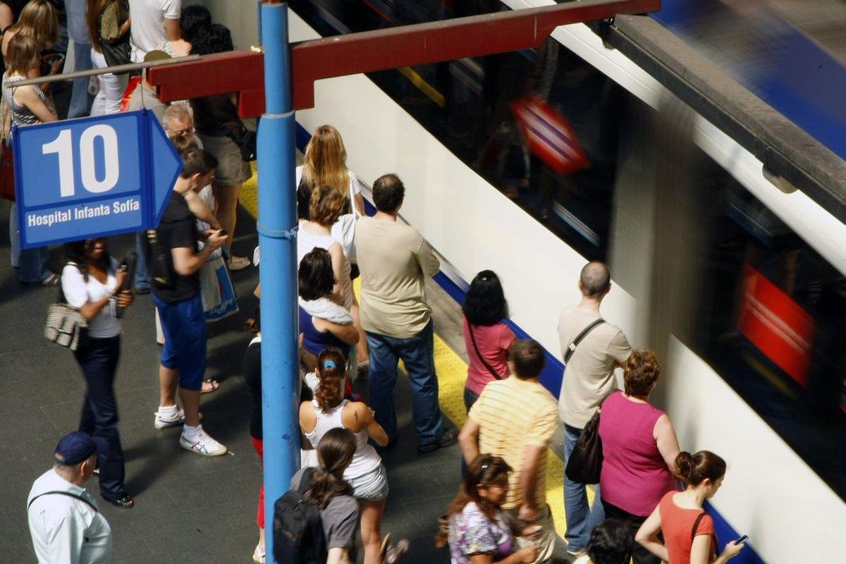 Personas esperando en uno de los andenes de Metro de Madrid. Personas esperando en uno de los andenes de Metro de Madrid.