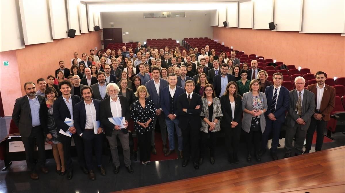 La Marató de TV-3 reparteix 15 milions a 96 grups d'investigació de càncer La Marató de TV-3 reparteix 15 milions a 96 grups d'investigació de càncer