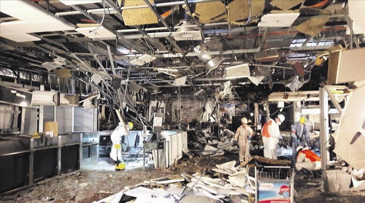 Aspecto del interior de la terminal de salida del aeropuerto de Zaventem tras los ataques terroristas, difundidas por el diario belga Het Nieuwsblad. 