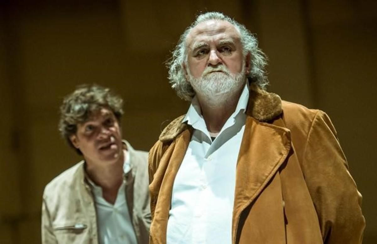 Ivan Benet (izquierda) y Andreu Benito, cliente y dealer respectivamente en el montaje ’En la solitud dels camps de cotó’, primer texto de Koltès que llega al TNC, dirigido por Joan Ollé. Ivan Benet (izquierda) y Andreu Benito, cliente y dealer respectivamente en el montaje ’En la solitud dels camps de cotó’, primer texto de Koltès que llega al TNC, dirigido por Joan Ollé.