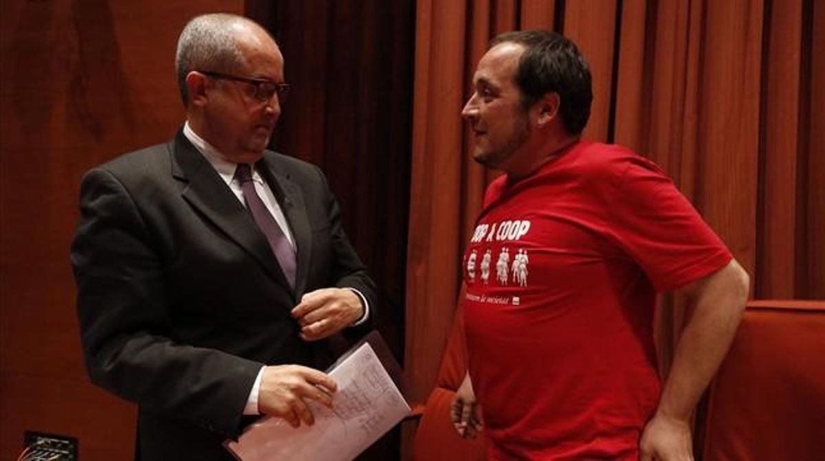 David Fernàndez, con una camiseta a favor del cooperativismo, el día en que el ’conseller’ Felip Puig compareció en la ’comisión Pujol’, el 7 de abril. David Fernàndez, con una camiseta a favor del cooperativismo, el día en que el ’conseller’ Felip Puig compareció en la ’comisión Pujol’, el 7 de abril.