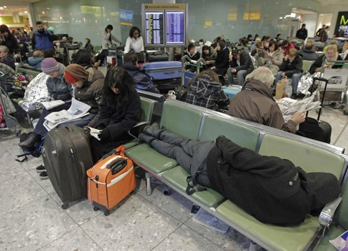 Decenas de pasajeros, en la terminal 3 del aeropuerto londinense de Heathrow.