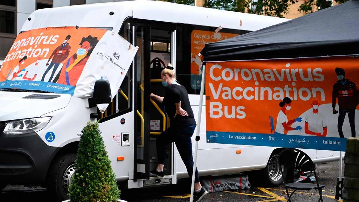 Un autobús de vacunación contra el covid, en Londres.