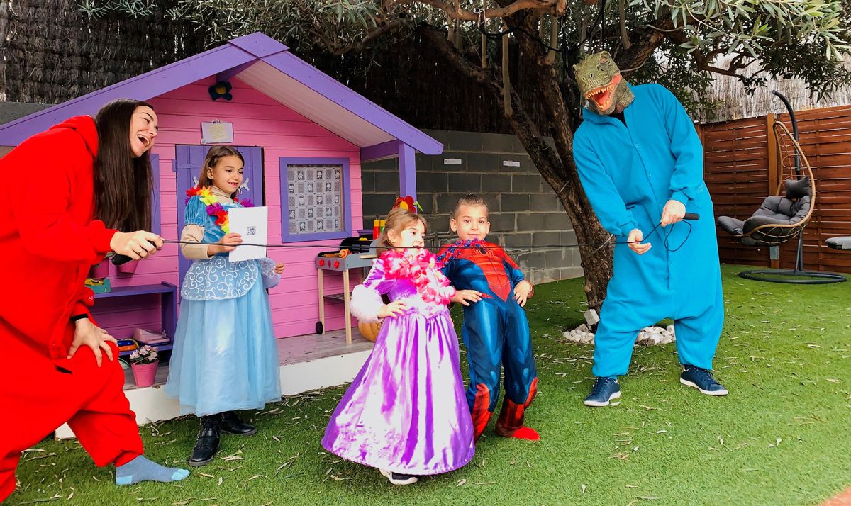 Unos niños participan en una de las pruebas del juego de Carnaval. Unos niños participan en una de las pruebas del juego de Carnaval.