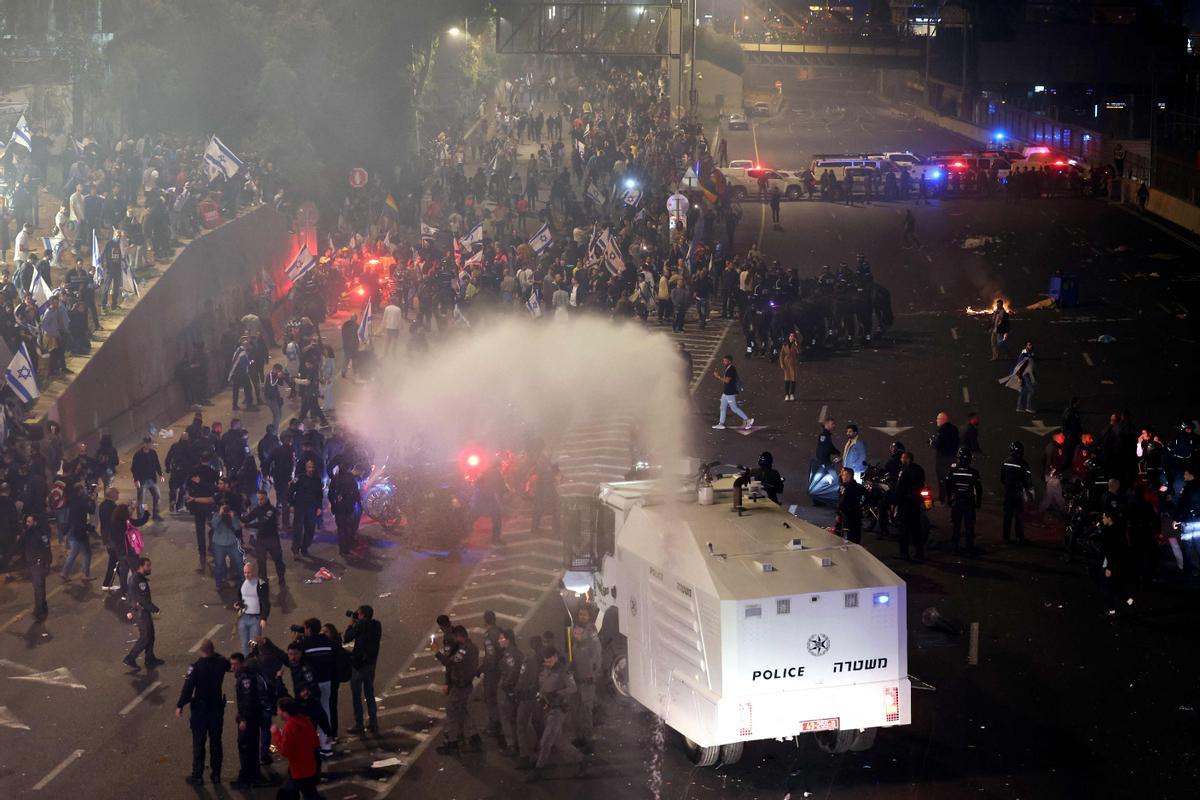 Enfrentamientos entre manifestantes y policía en Tel Aviv por la controvertida reforma judicial de Netanyahu.