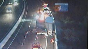 Un accident entre dos camions talla l’AP-7 a Tarragona