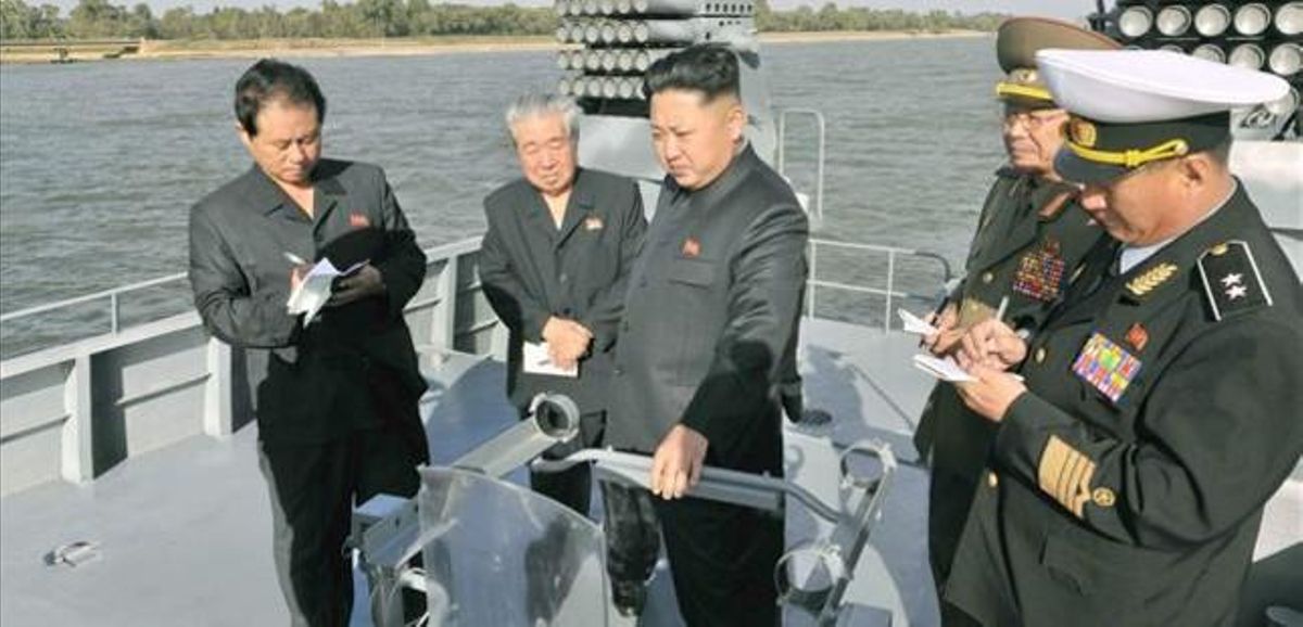 Kim Jong-un (centro) inspecciona un nuevo navío militar, en una foto facilitada el 12 de octubre por el régimen norcoreano, sin especificar la fecha del acto. Kim Jong-un (centro) inspecciona un nuevo navío militar, en una foto facilitada el 12 de octubre por el régimen norcoreano, sin especificar la fecha del acto.