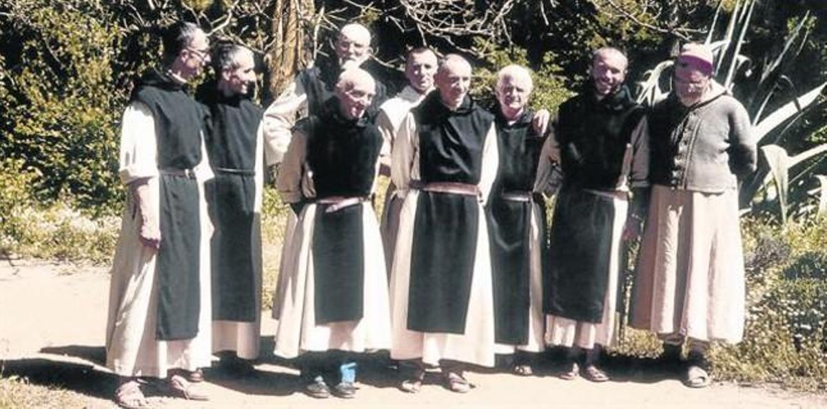 las víctimas. En esta foto de 1989 aparecen seis de los siete monjes que fueron asesinados en el confuso caso que dos décadas después todavía se está investigando. A la izquierda, el autor de este artículo. las víctimas. En esta foto de 1989 aparecen seis de los siete monjes que fueron asesinados en el confuso caso que dos décadas después todavía se está investigando. A la izquierda, el autor de este artículo.