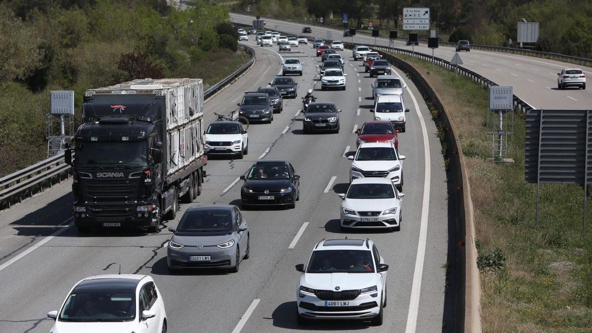 Operación retorno de Semana Santa: Tráfico en la AP-7 en dirección a Barcelona a la altura de Gelida. En la foto, vehículos en Maçanet.