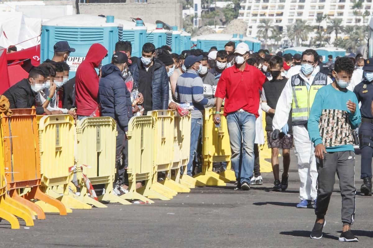 Varios inmigrantes hacen cola en el muelle de Arguineguín, en Gran Canaria, este 18 de noviembre. 