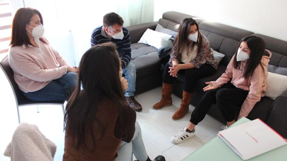Un paciente en la sesión de terapia en su domicilio Un paciente en la sesión de terapia en su domicilio