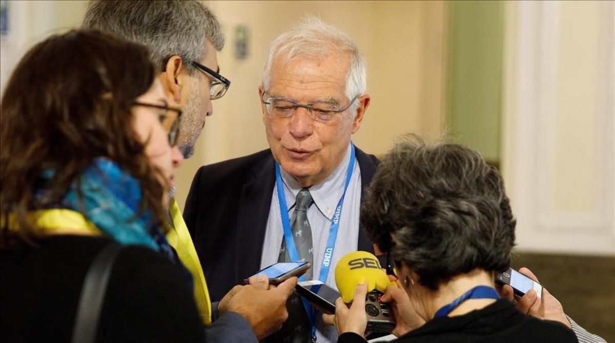Josep Borrell atiende a la prensa a su llegada a la reunión informal de ministros de Exteriores de la UE en Viena. Josep Borrell atiende a la prensa a su llegada a la reunión informal de ministros de Exteriores de la UE en Viena.